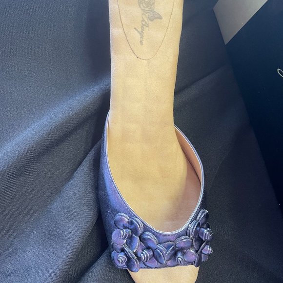 Adorable Purple/Navy color heel by Joan Boyce. 12m - Picture 2 of 4